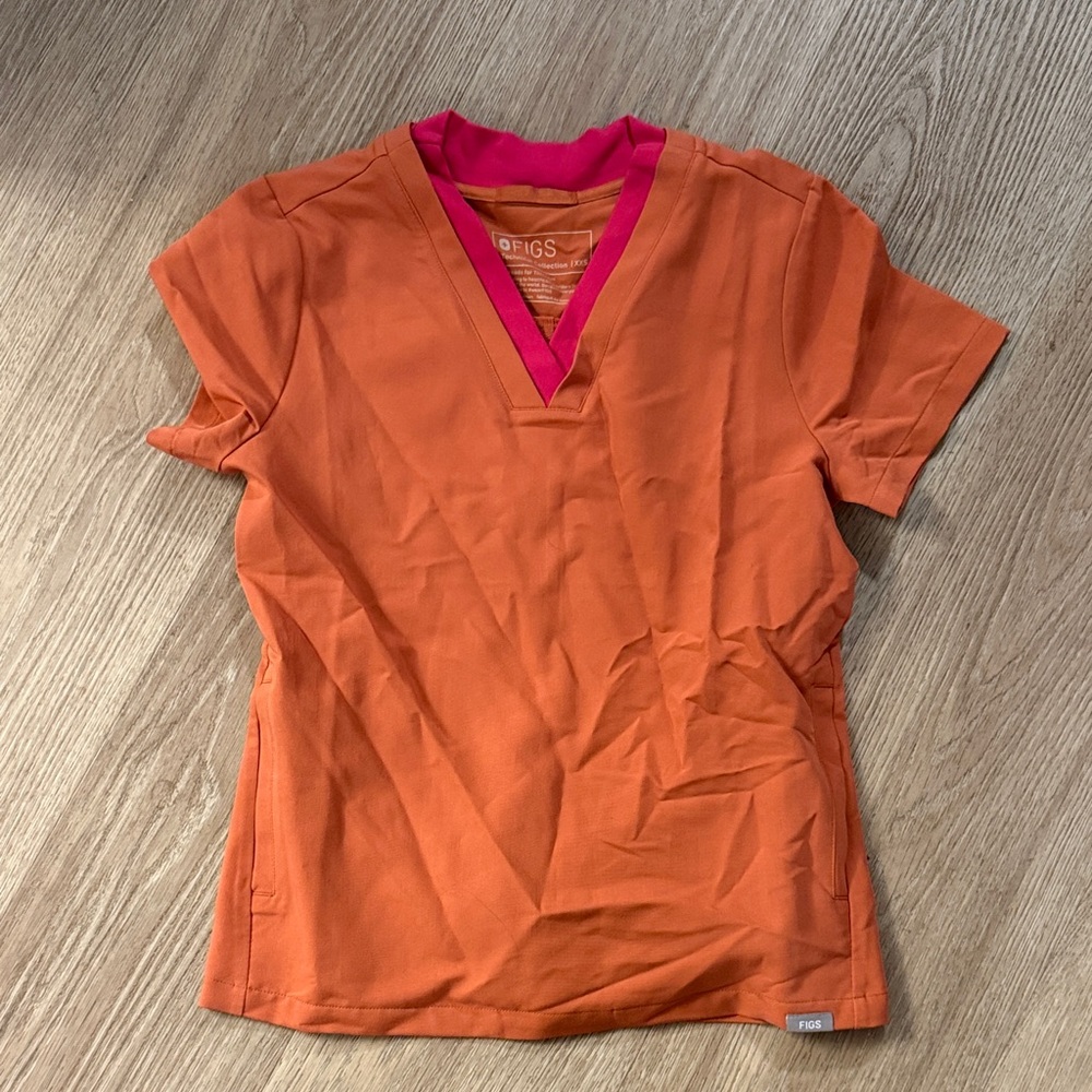 Figs Women's Orange and Pink V-Neck Tee